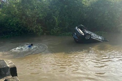 Ô tô lao xuống sông, bé 30 tháng tuổi và ông ngoại thoát chết thần kỳ