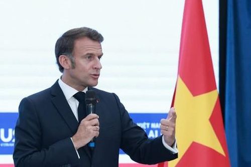 Tổng thống Pháp Emmanuel Macron giao lưu với các sinh viên Hà Nội