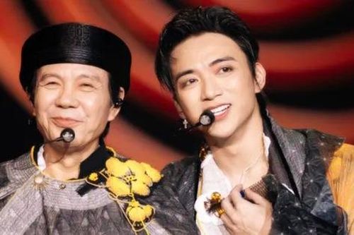 Soobin hát xẩm, đánh đàn bầu cùng bố là NSND Huỳnh Tú
