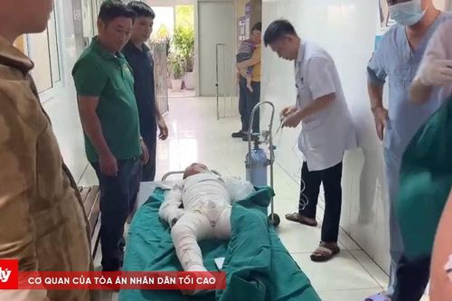 Dùng xăng đốt kiến, 2 trẻ bị bỏng nặng