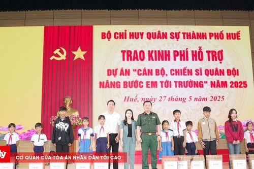 Cán bộ, chiến sĩ Quân đội nâng bước em tới trường năm 2025