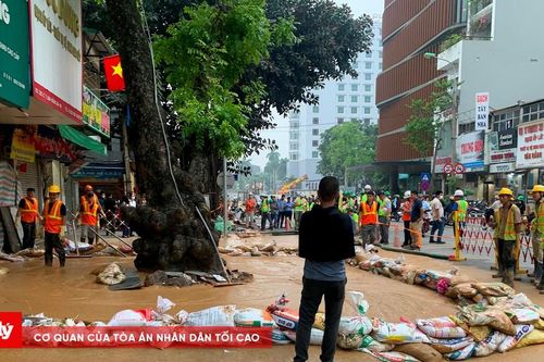 Bất ngờ xuất hiện bùn lỏng trào lên ở phố Cát Linh, Hà Nội