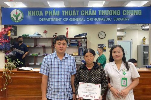 Gia đình có 2 con bị tai nạn ở Cao Bằng được bạn đọc giúp đỡ hơn 84 triệu đồng