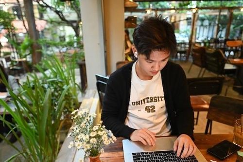 Ngồi lâu ở quán cà phê: Khách nên gọi thêm đồ hay trả thêm tiền chỗ ngồi?