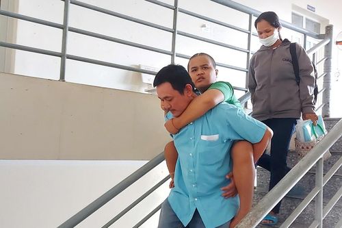 Con tai nạn liệt nửa người, cha mẹ khánh kiệt cầu xin sự giúp đỡ