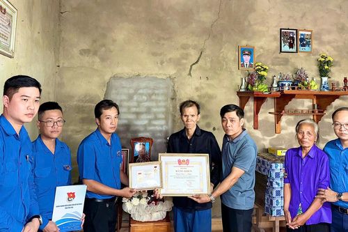 Truy tặng Huy hiệu 'Tuổi trẻ dũng cảm' cho thanh niên cứu 4 học sinh đuối nước