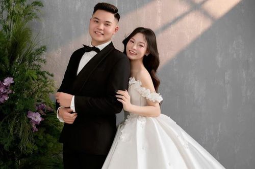 Chú rể Tuyên Quang ôm mặt khóc nức nở trong đám cưới, cô dâu liên tục vỗ về