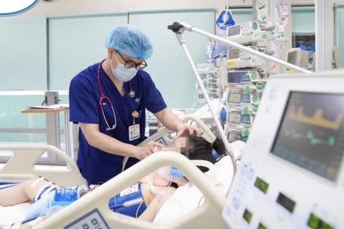 Cửa cuốn kẹp cổ khiến bé gái ngừng tuần hoàn, nguy kịch