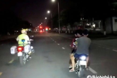 Xác minh 3 thanh niên 'kẹp ba', lạng lách, chống đối Cảnh sát giao thông