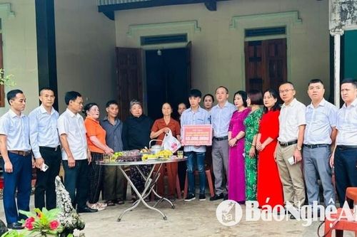 Trao gần 62 triệu đồng hỗ trợ gia đình có 3 người bị ung thư tại Quỳ Hợp