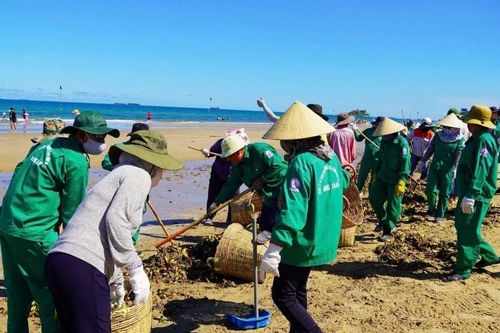 Rác thải liên tục tràn vào các bãi biển tại thành phố Vũng Tàu