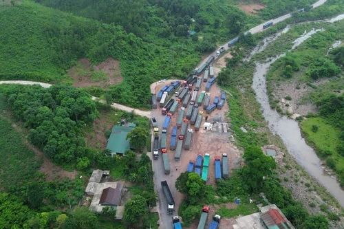 Hàng loạt xe container nằm im, tắc nghẽn kéo dài trên đường lên cửa khẩu La Lay