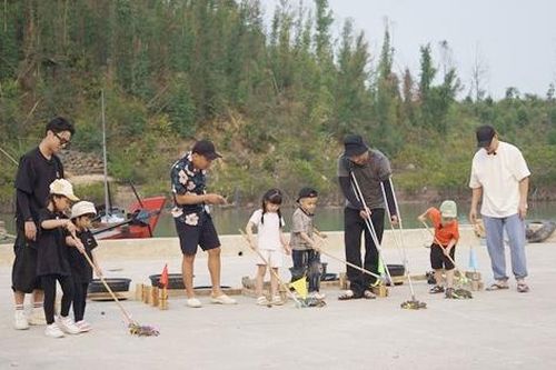 Nam ca sĩ Phan Đinh Tùng vượt qua thử thách 'hát để được mua mực nợ', Trung Ruồi cầu cứu vợ