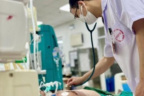 Người đàn ông phải lọc máu liên tục vì vết xước nhỏ
