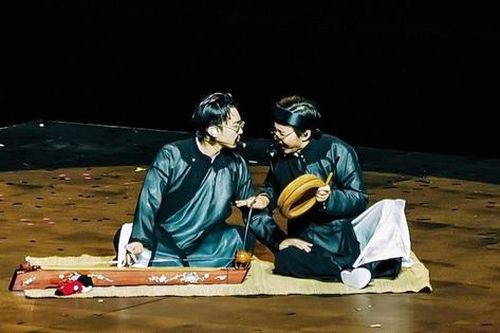 Ca sĩ SOOBIN chơi đàn bầu, hát xẩm cùng bố - tái hiện không gian làng quê Bắc Bộ