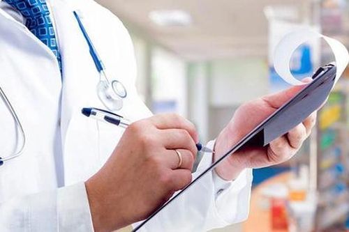 Bị gai đâm, người đàn ông 55 tuổi bỗng tím đen hai chân