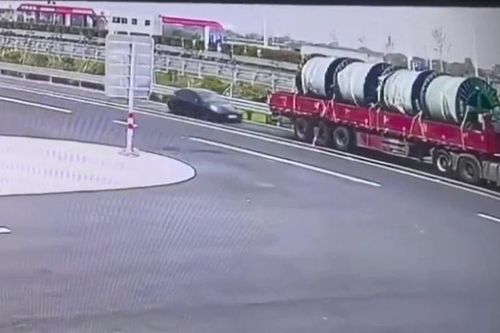 Xe điện Tesla lao như tên bắn, đâm thẳng vào đuôi xe đầu kéo