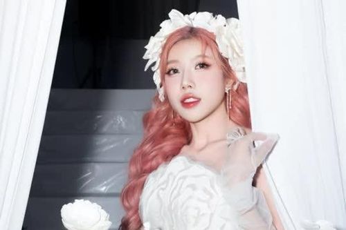 Trang Pháp catwalk đầy tự tin, làm vedette cho show áo cưới