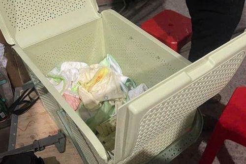 Bé gái sơ sinh bị bỏ rơi lúc đêm muộn, xót xa khi đọc nội dung mẩu giấy bên cạnh