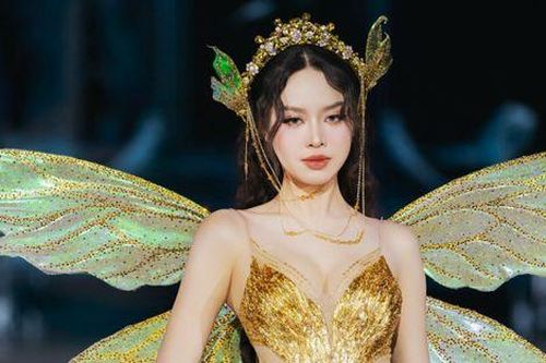 Thanh Thủy gặp sự cố khi diễn vedette: Té mà cũng đẹp!
