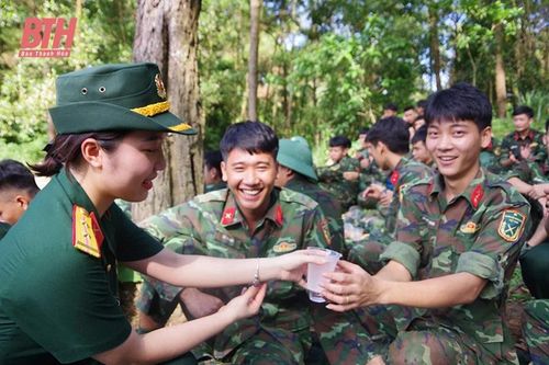 'Bát nước thao trường' ấm lòng chiến sĩ