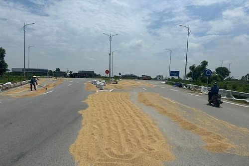 Tiềm ẩn nguy cơ mất an toàn giao thông từ việc phơi lúa trên đường