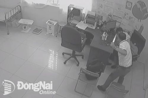 Mâu thuẫn trong sinh hoạt, một bác sĩ phòng khám tại Long Khánh đâm đồng nghiệp trọng thương