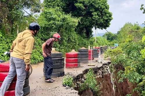 Nơm nớp nỗi lo vì đường sạt lở nghiêm trọng