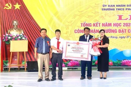 Trường THCS Phan Đình Phùng đón bằng công nhận đạt chuẩn quốc gia
