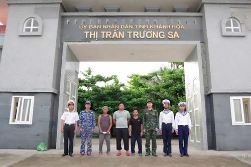 Bệnh xá đảo Trường Sa bàn giao ngư dân cho tàu cá