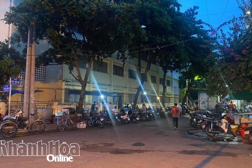 Nha Trang: Quán nhậu lấn chiếm vỉa hè khu vực đường Nguyễn Công Trứ và Chu Văn An