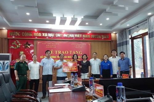 Lễ trao tặng kinh phí hỗ trợ chương trình xóa nhà tạm, nhà dột nát