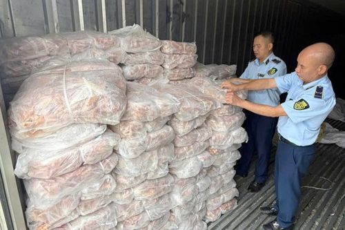 Thu giữ hơn 1,5 tấn chân gà không rõ nguồn gốc