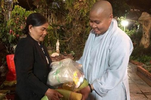 Trao quà cho hoàn cảnh khó khăn