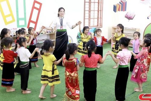 Xây dựng trường học thân thiện gắn với bản sắc dân tộc