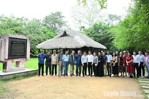 Đoàn cán bộ, lãnh đạo các cơ quan báo chí tỉnh Đồng Tháp các thời kỳ về nguồn tại Tân Trào