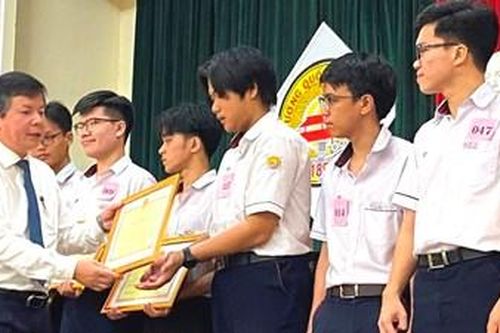 Vinh danh học sinh xuất sắc