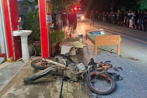 Va vào ô tô đậu bên đường, một học sinh tử vong thương tâm