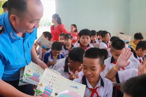 Quảng Nam: Gần 200 học sinh tiểu học tham gia buổi tuyên truyền về an toàn đường sắt