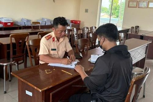 Tài xế ba gác đi ngược chiều, thách thức ô tô ở Củ Chi bị phạt hơn 33 triệu đồng