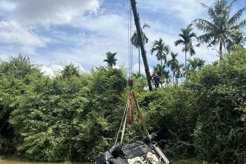 Bản tin TNGT 27/5: Ô tô 5 chỗ mất lái lao xuống sông, 2 ông cháu may mắn thoát nạn
