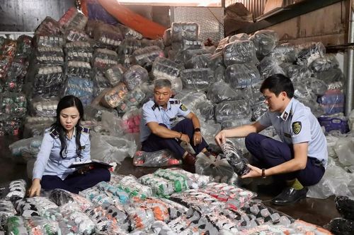 Hà Nội: Phát hiện xưởng sản xuất gần 10.000 đôi tất giả nhãn hiệu Nhật, Hàn