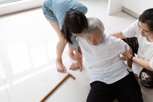 Tại sao người cao tuổi dễ gãy xương khi ngã?