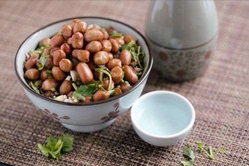 Vì sao nhiều nhà hàng phục vụ bánh đa, lạc rang, dưa chuột khai vị cho thực khách?