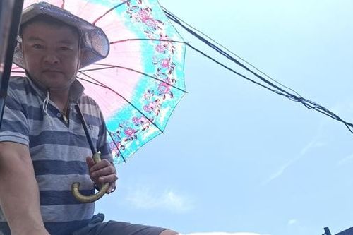 Những người buôn… nước biển