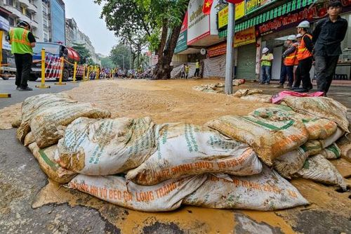 Bùn lại tràn trên phố Cát Linh khi thi công dự án metro Hà Nội