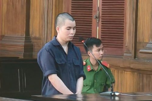 Quen bạn gái ngoài xã hội, bị người tình ghen nên mua xăng về đốt