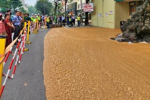 [Video] Bùn hầm ngầm metro Nhổn trào lênh láng phố Cát Linh chiều 27/5