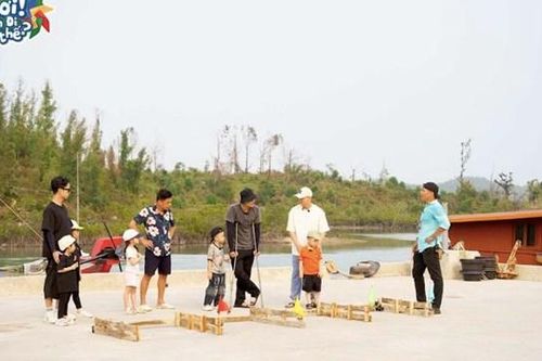 Bố ơi mình đi đâu thế? 2025 tập 2: Bé Audi khóc nức nở mong ba Neko đi biển về, Phan Đình Tùng phải hát để được 'mua thiếu'
