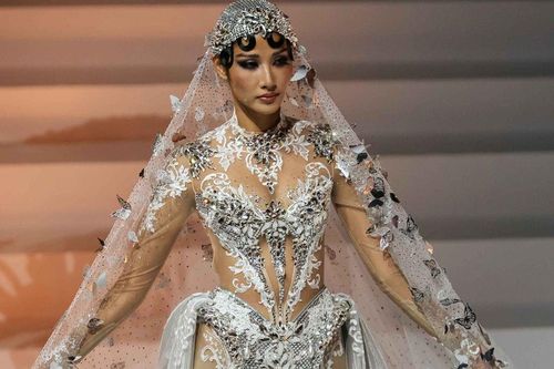 Hoàng Thùy diện đầm cưới xuyên thấu, kiêu hãnh sắm vai cô dâu thập niên 1920